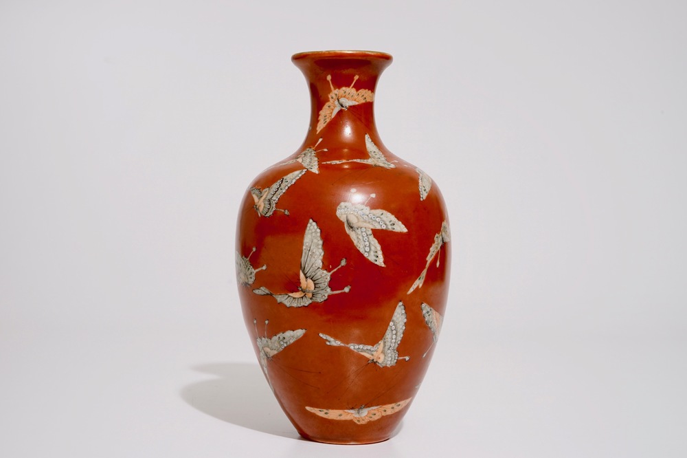 Un vase en porcelaine de Chine aux papillons sur fond corail, marque de Qianlong, 19/20&egrave;me