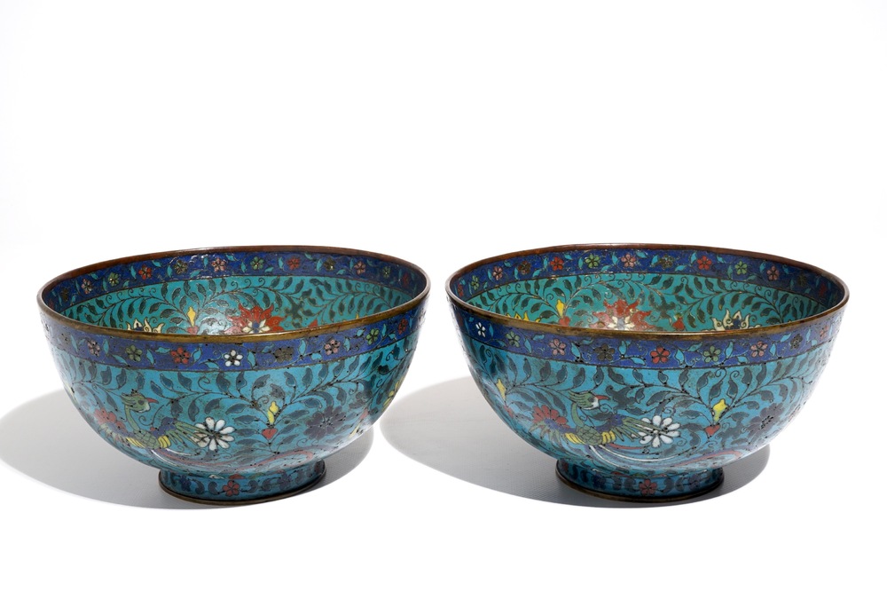 Een paar Chinese cloisonn&eacute; kommen, Jingtai merk, 19e eeuw