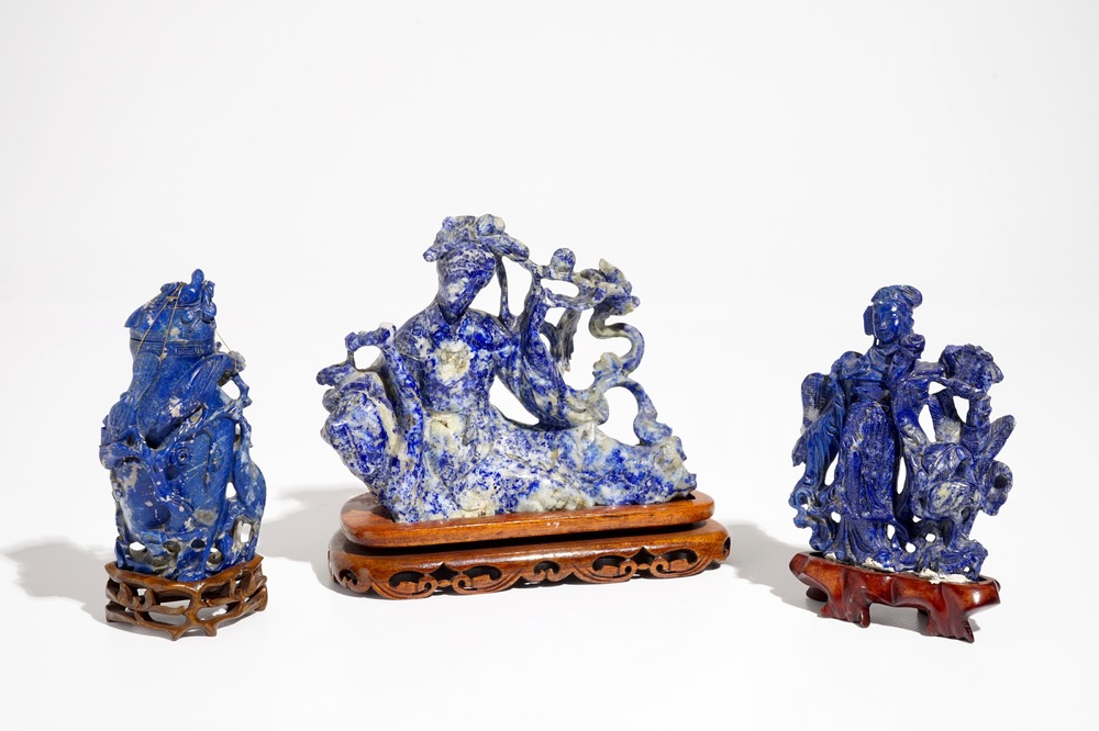 Drie Chinese lapis lazuli sculpturen op houten sokkels, 20e eeuw