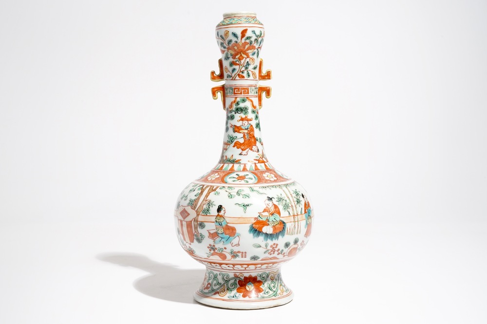 Un vase de forme bouteille en porcelaine de Chine de style wucai, marque de Wanli, 19/20&egrave;me