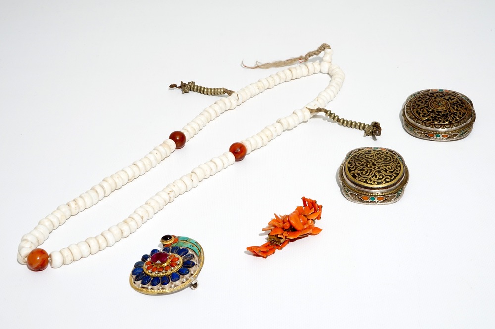Une broche, un collier, une bracelet et deux boucles, incrust&eacute;s de corail et autres pierres, prob. N&eacute;pal/Tibet, 19/20&egrave;me