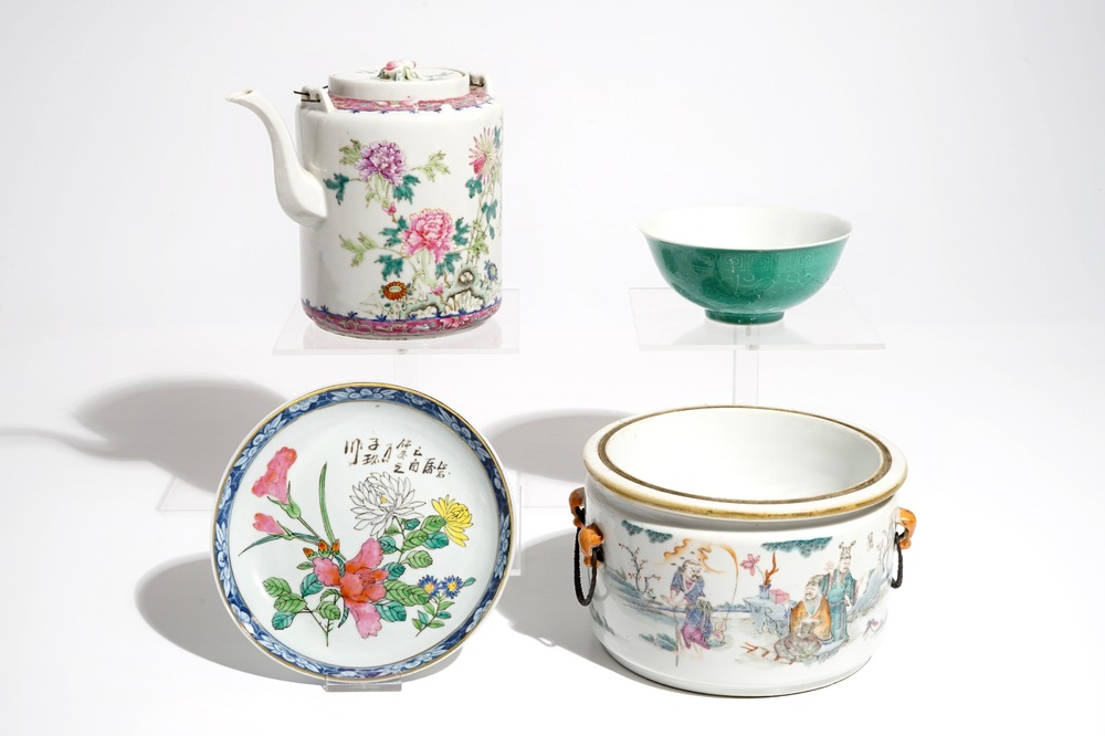Four various Chinese famille rose and monochrome wares, 19/20th C.
