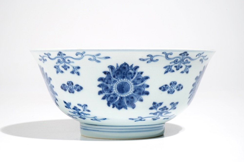 Een Chinese blauwwitte kom met decor van lotussen, Qianlong merk en periode