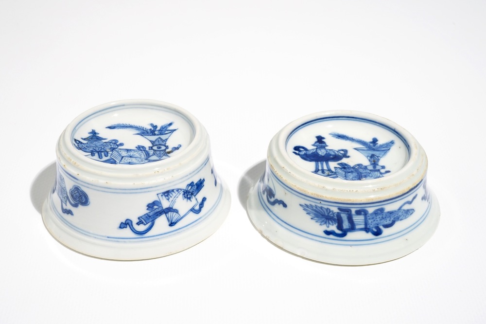 Une paire de salerons de forme ronde en porcelaine de Chine bleu et blanc, Kangxi