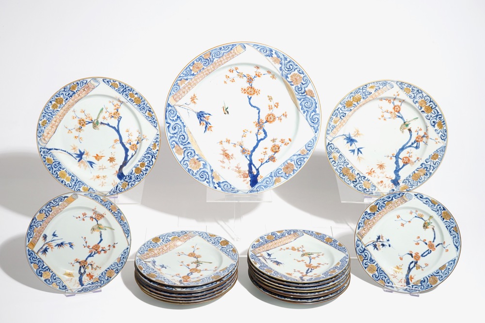 Un grand plat, deux plats et dix-sept assiettes en porcelaine de Chine verte-Imari, Kangxi/Yongzheng