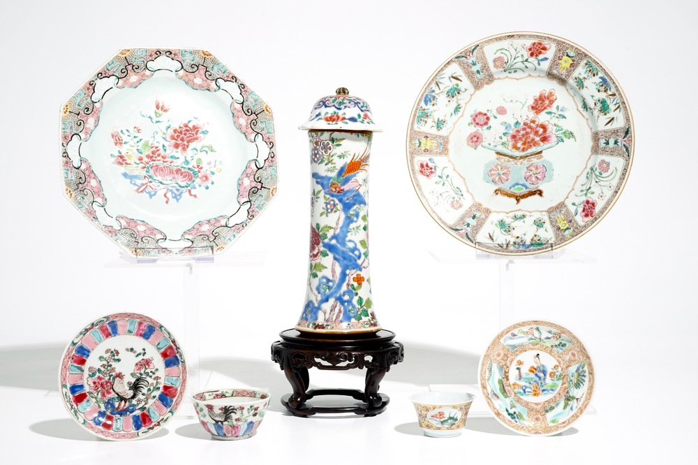 Deux assiettes, deux tasses et soucoupes et un vase en porcelaine de Chine famille rose, Yongzheng/Qianlong