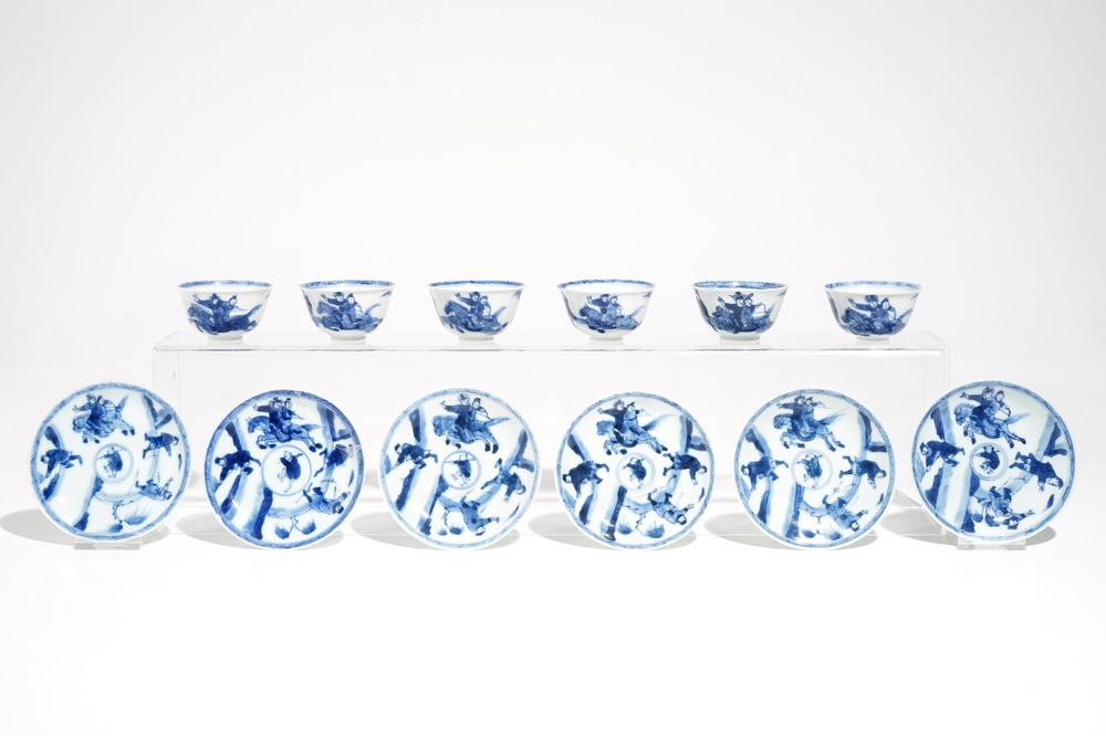 Six tasses et soucoupes en porcelaine de Chine bleu et blanc aux guerriers sur chevaux, Kangxi