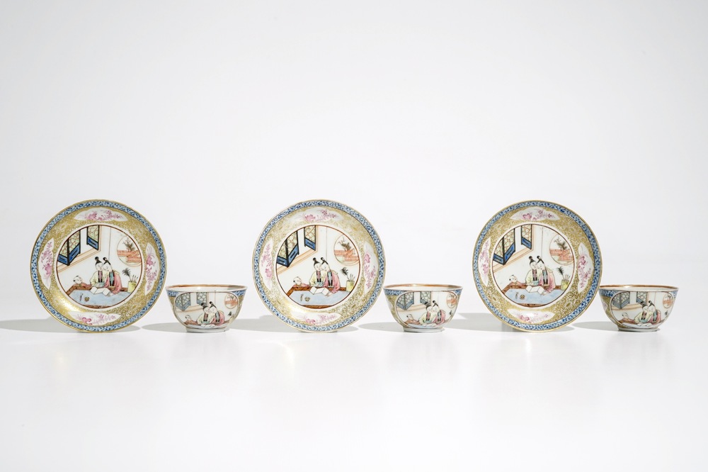 Trois tasses et soucoupes en porcelaine de Chine famille rose et dor&eacute;, Yongzheng/Qianlong