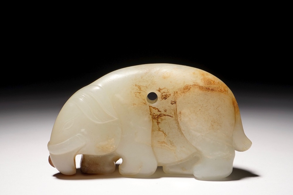 A mottled jade carving of an elephant, 19th C.