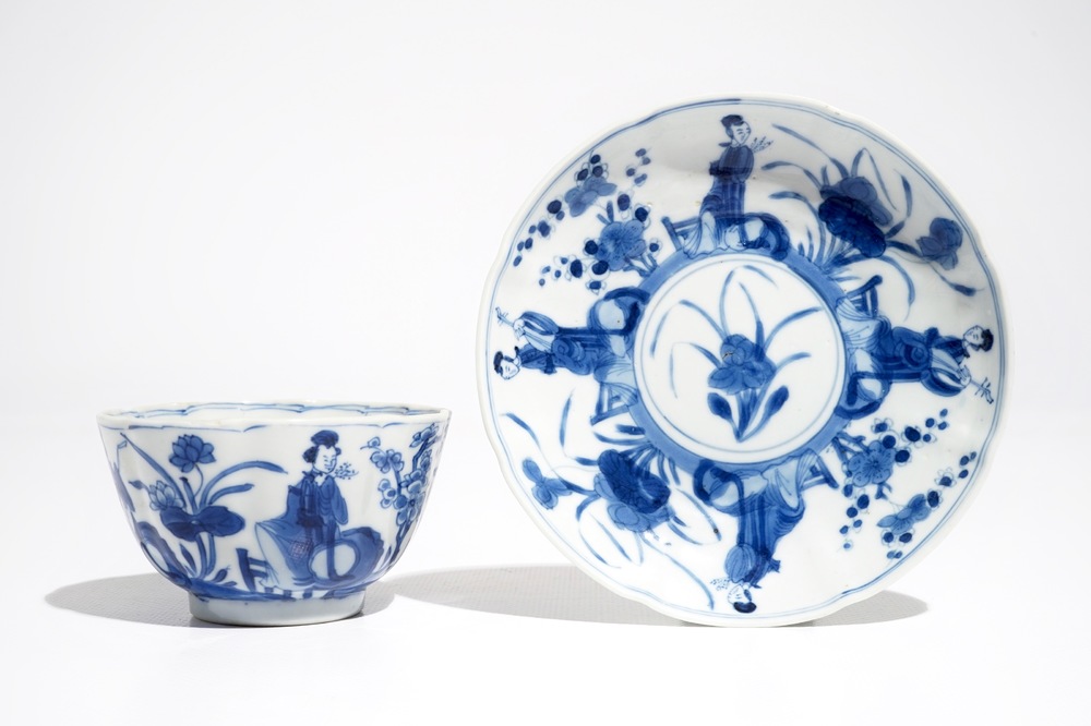 Une tasse et soucoupe en porcelaine de Chine bleu et blanc aux Longues dames, Kangxi