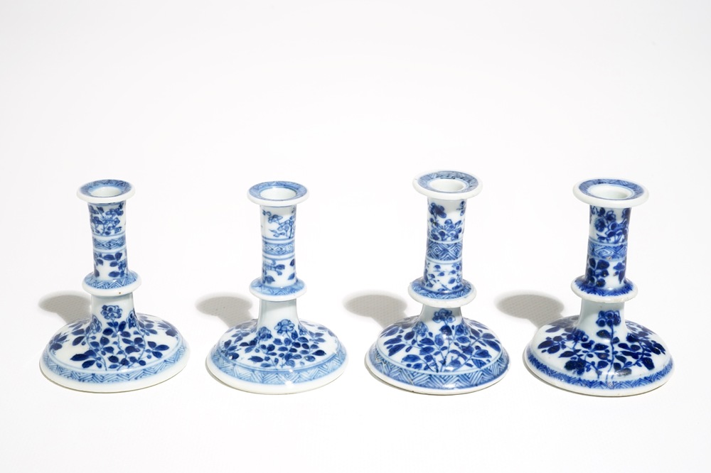 Vier Chinese miniatuur kandelaars met blauwwit floraal decor, Kangxi