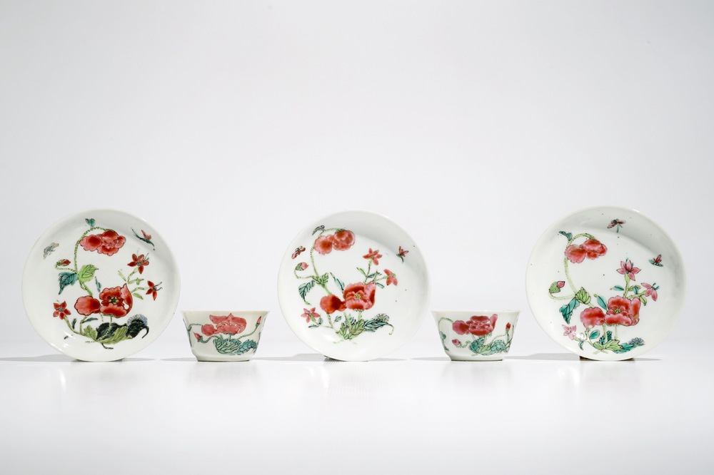 Twee Chinese famille rose koppen en drie schotels met floraal decor, Yongzheng/Qianlong