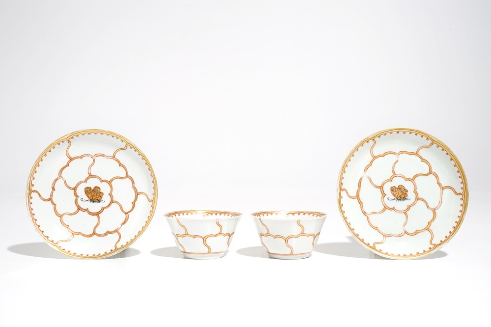 A pair of Chinese cups and saucers with gilt design, Yongzheng/Qianlong