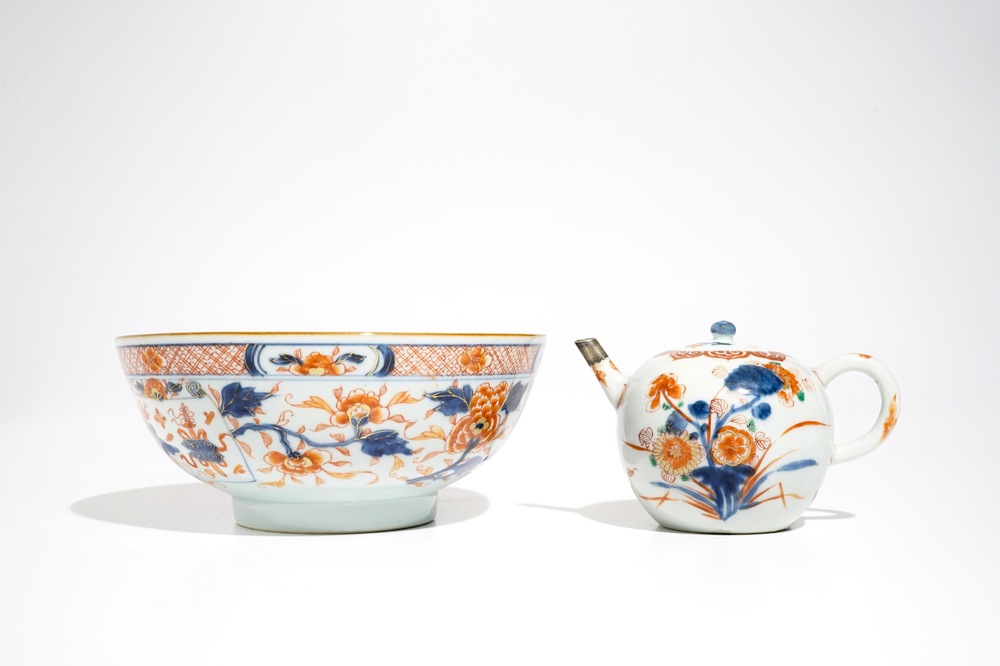 Une th&eacute;i&egrave;re en porcelaine de Chine verte-Imari et un bol de style Imari, Kangxi