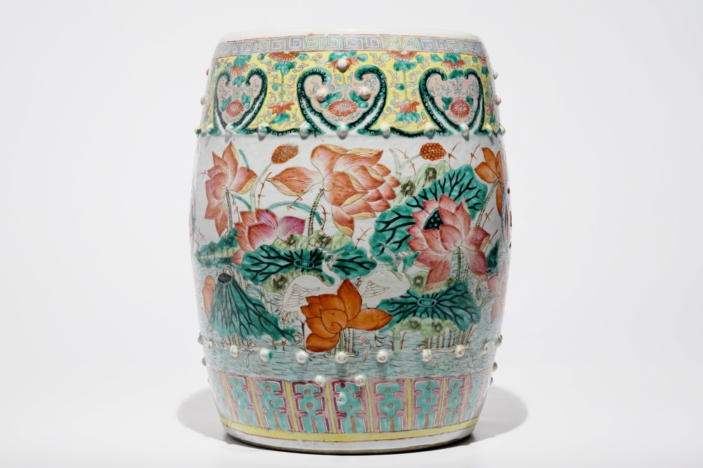 Un tabouret en porcelaine de Chine famille rose &agrave; d&eacute;cor de oiseaux aupr&egrave;s d'un &eacute;tang, 19&egrave;me