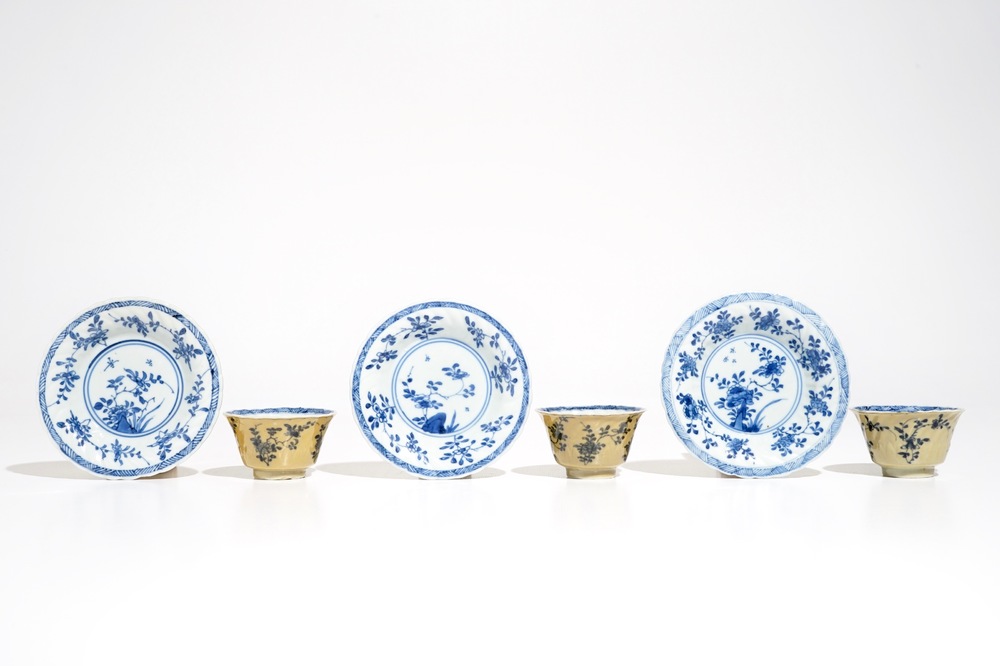 Drie Chinese blauwwitte koppen en schotels met zeemleer glazuur, Kangxi