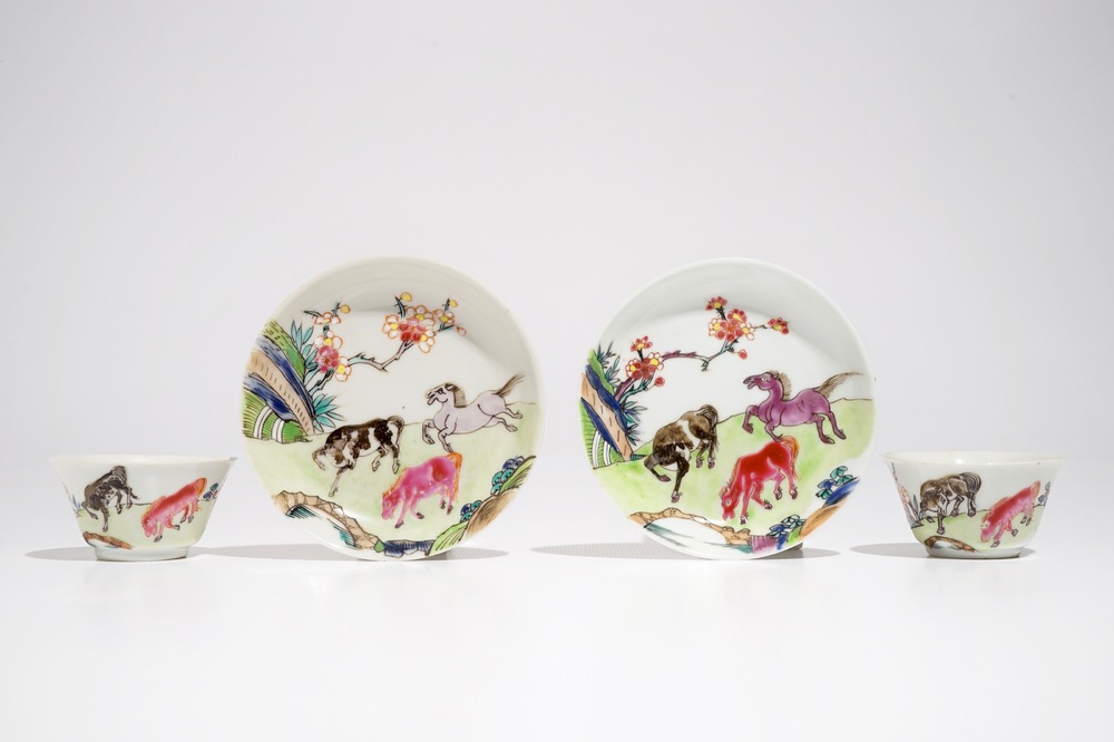 Une paire de tasses et soucoupes en porcelaine de Chine famille rose aux chevaux, Yongzheng/Qianlong