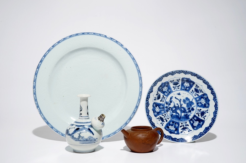 Een Chinese Yixing steengoed theepot, twee blauwwitte borden en een kendi met zilveren montuur, Kangxi/Qianlong