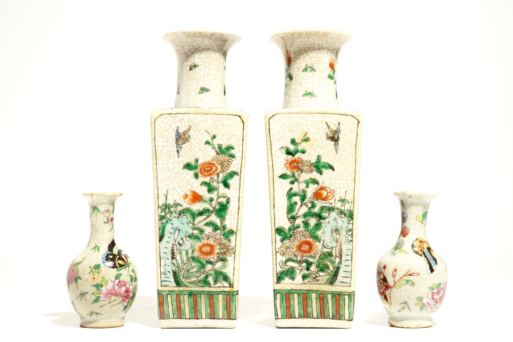 Une paire de vases en porcelaine de Chine famille verte et une paire en famille rose sur fond craquel&eacute;, 19/20&egrave;me