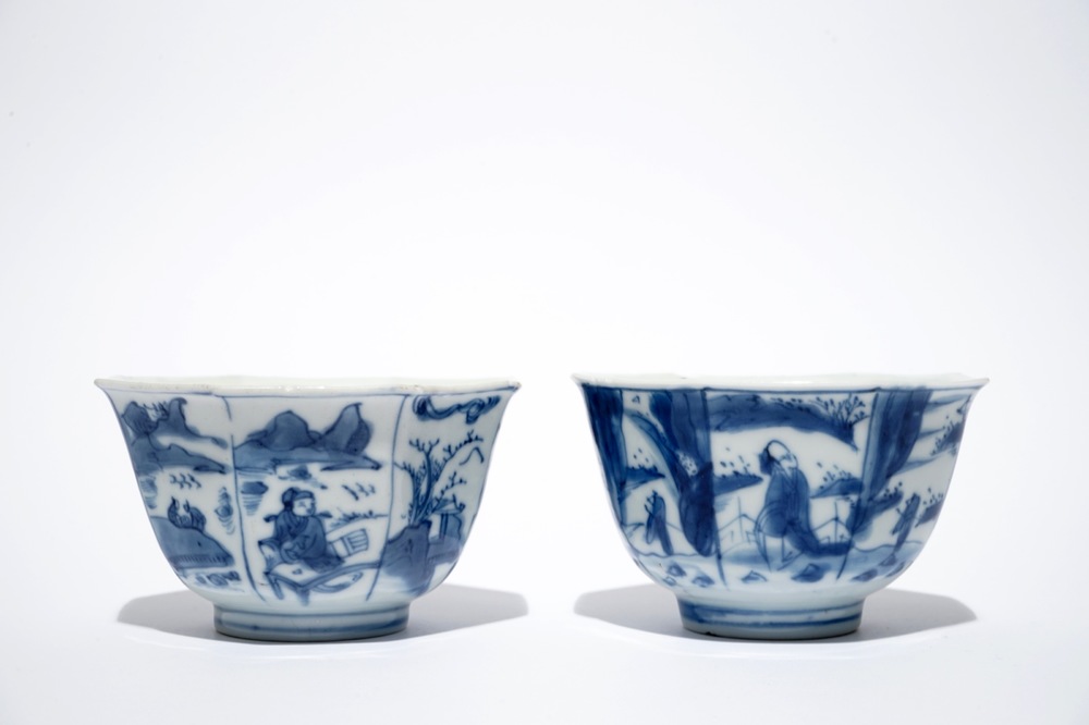 Une paire de bols octagonaux en porcelaine de Chine bleu et blanc, &eacute;poque Transition