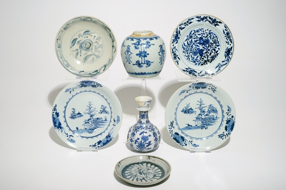 Zeven Chinese blauwwitte borden en vazen, Ming, Kangxi en Qianlong