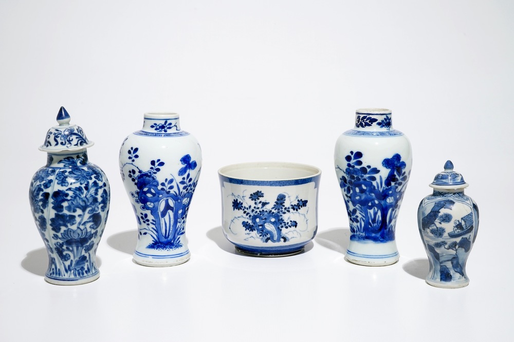 Vier Chinese blauwwitte vazen en een poederblauwe kom, Kangxi