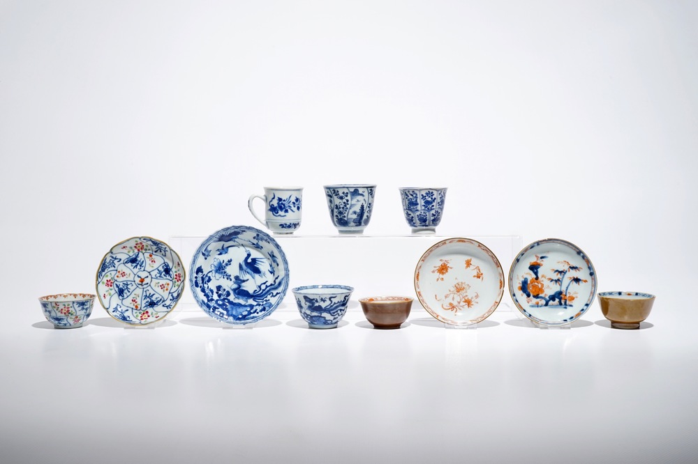 Zeven Chinese blauwwitte, Imari-stijl en famille rose koppen en vier schotels, Kangxi/Qianlong