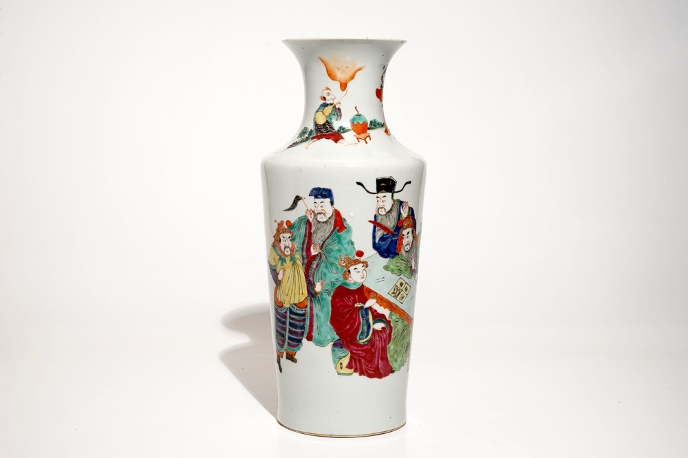 Un vase rouleau en porcelaine de Chine famille rose de style Yongzheng, 19&egrave;me