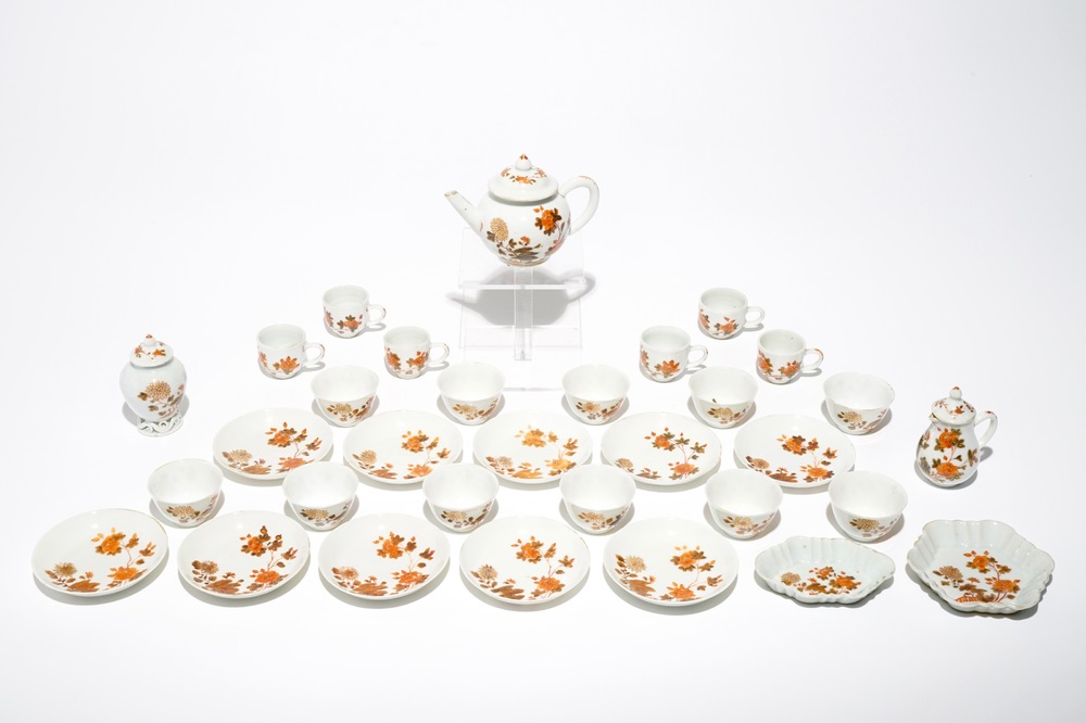 Un service &agrave; th&eacute; miniature de 32 pi&egrave;ces en porcelaine de Chine lait et sang, Qianlong