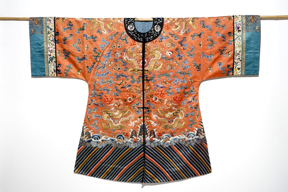 A Chinese embroidered silk robe with dragons, Qing