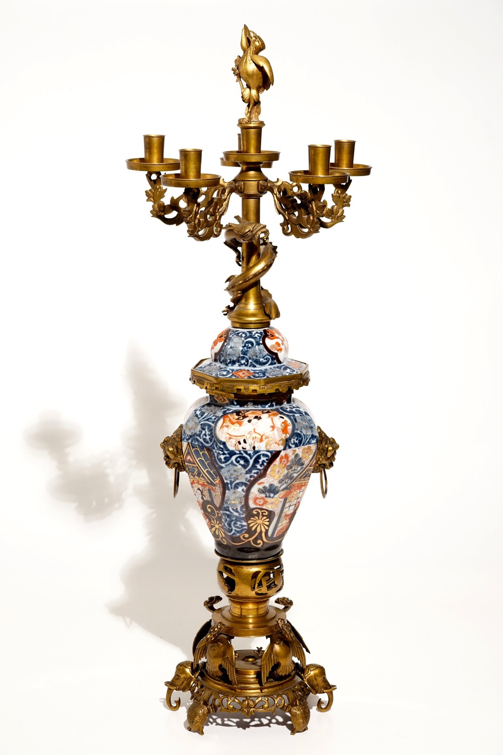Un vase en porcelaine Imari de Japon mont&eacute; comme candelabre en bronze dor&eacute; et laiton, 19&egrave;me
