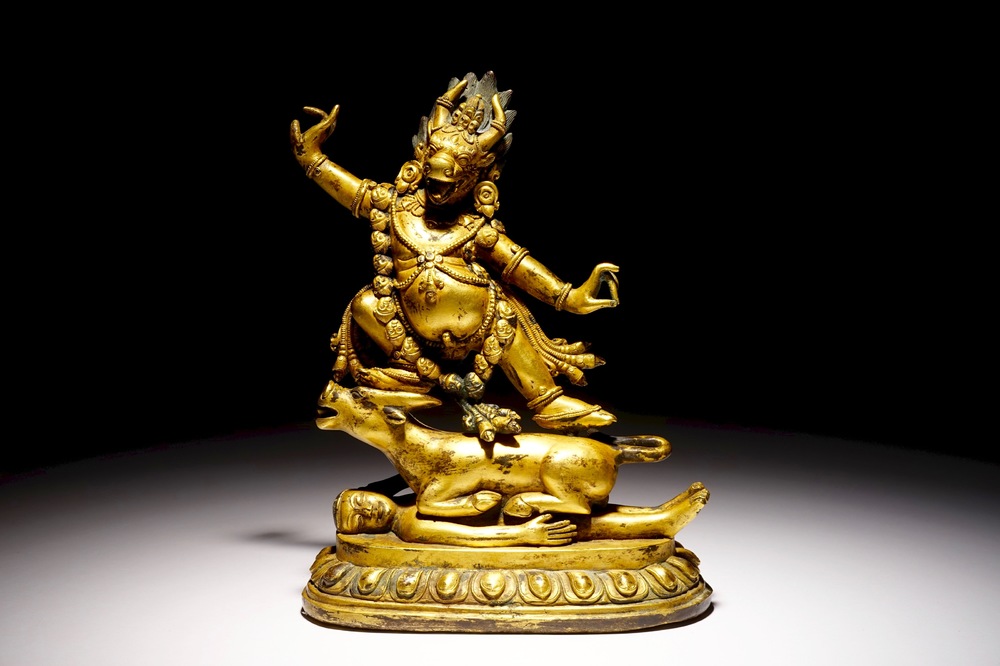 Een Tibetaans verguld bronzen beeld van Yama Dharmaraja, 18e eeuw