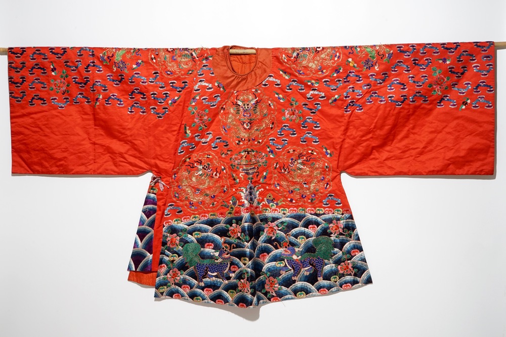 Une robe en soie brod&eacute;e, Chine, Qing