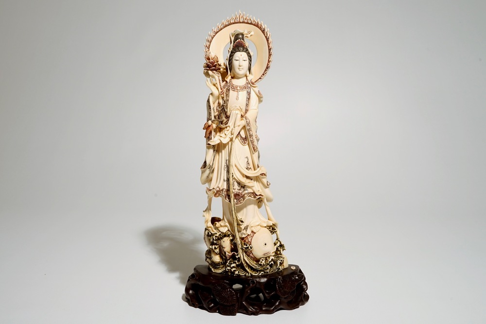 Un mod&egrave;le d'une Guanyin sur une carpe en ivoire sculpt&eacute;, Japon, Taisho, vers 1930, sign&eacute;