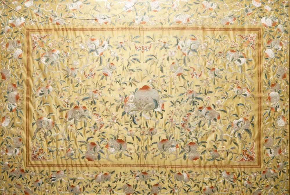 Een Chinees geborduurd geel zijden doek met perziken, Qing