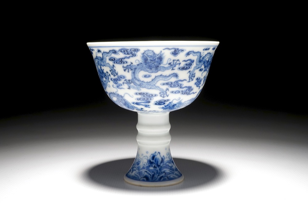 Een Chinese blauwwitte stem cup met decor van negen draken, Yongzheng merk en mogelijk periode