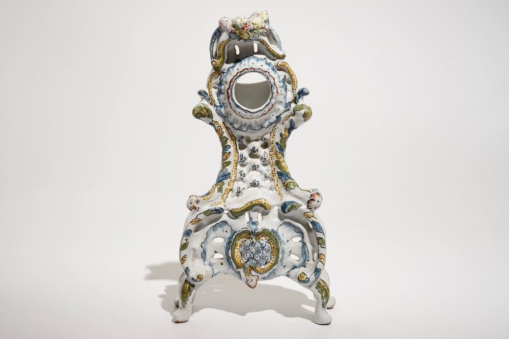 Een Rococo horlogehouder in polychroom Brussels aardewerk, 18e eeuw
