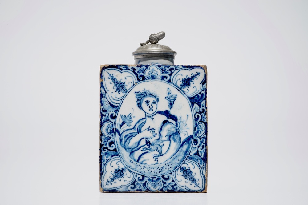 Een rechthoekige blauwwitte Delftse theebus met erotisch decor, 18e eeuw