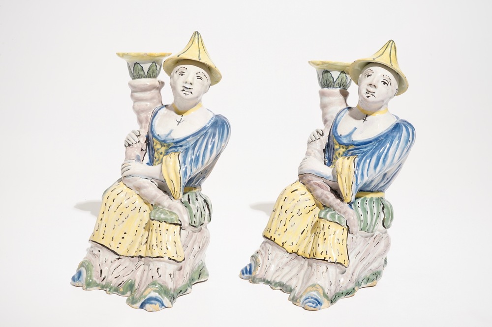 Een paar polychrome Brussels aardewerken kandelaars in de vorm van Chinese figuren, ca. 1800