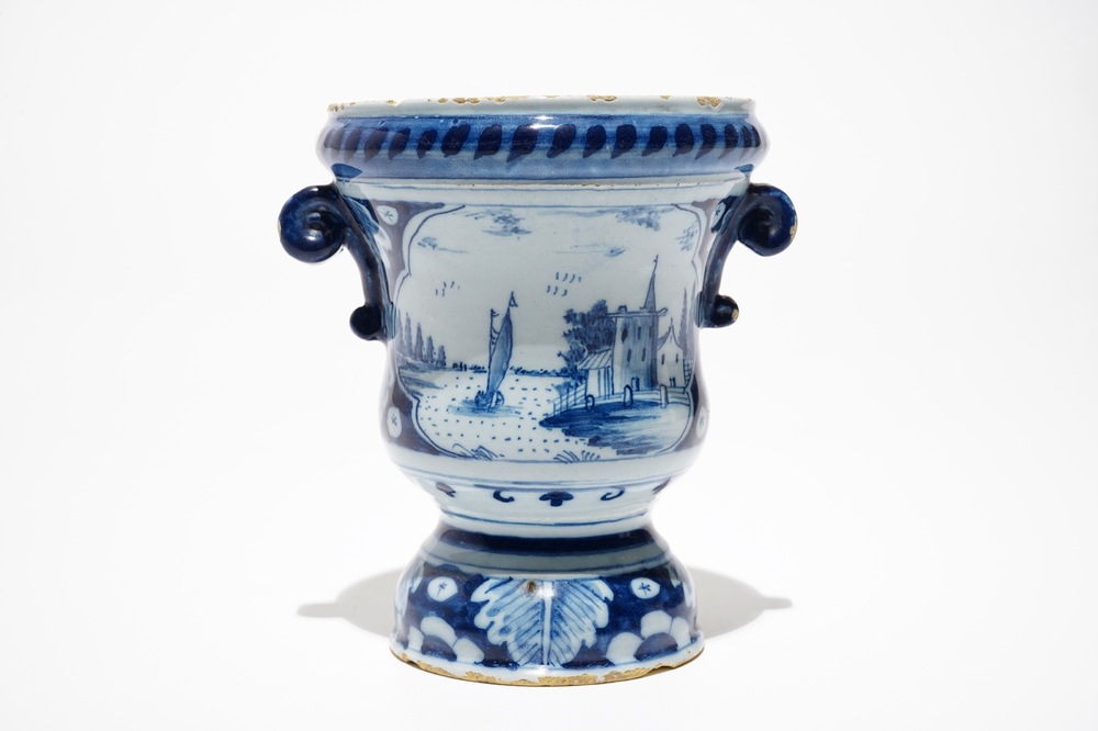 Un vase en forme d'urne en fa&iuml;ence de Delft bleu et blanc, 18&egrave;me