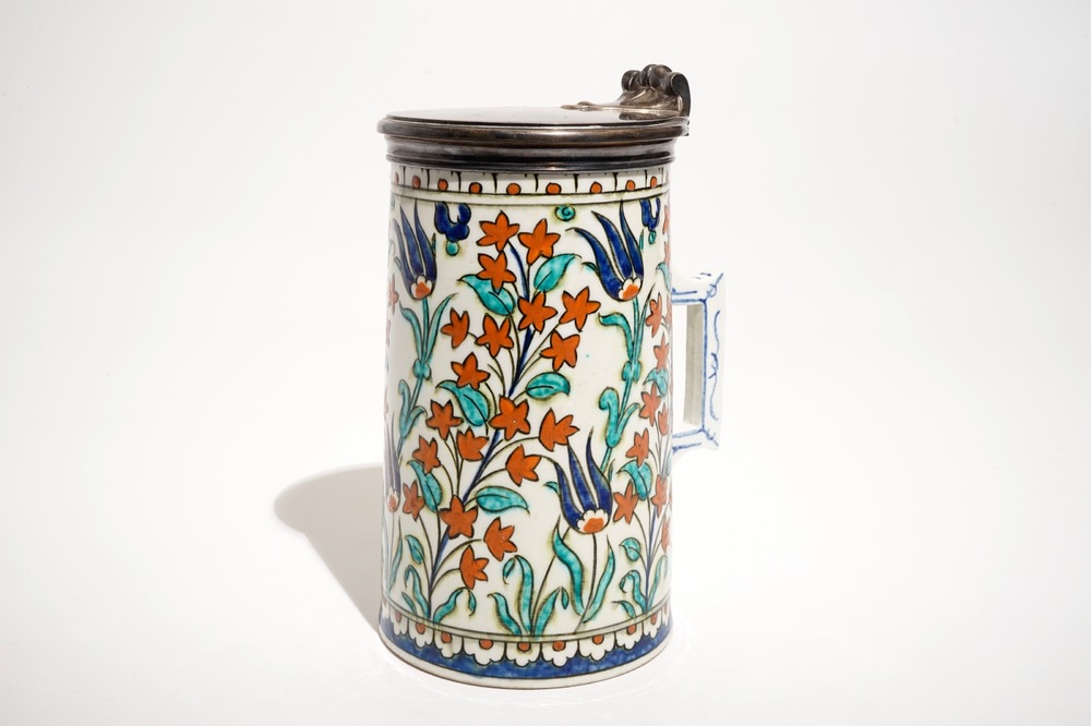 Een Iznik-stijl bierpul met zilveren deksel, atelier Samson, Parijs, Frankrijk, 19e eeuw