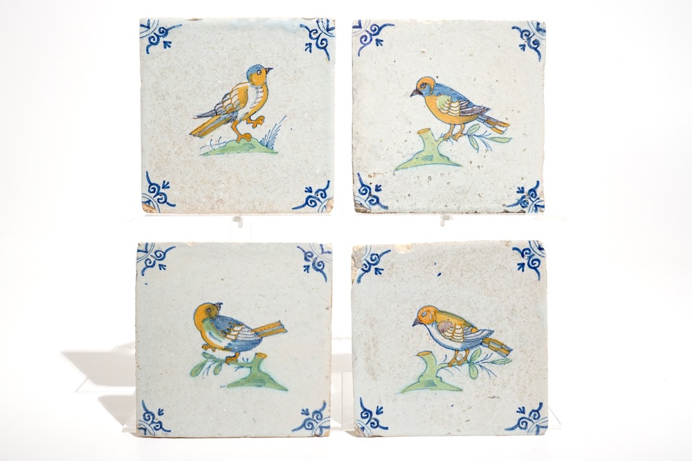 Quatre carreaux aux oiseaux en fa&iuml;ence polychrome de Delft, 17&egrave;me