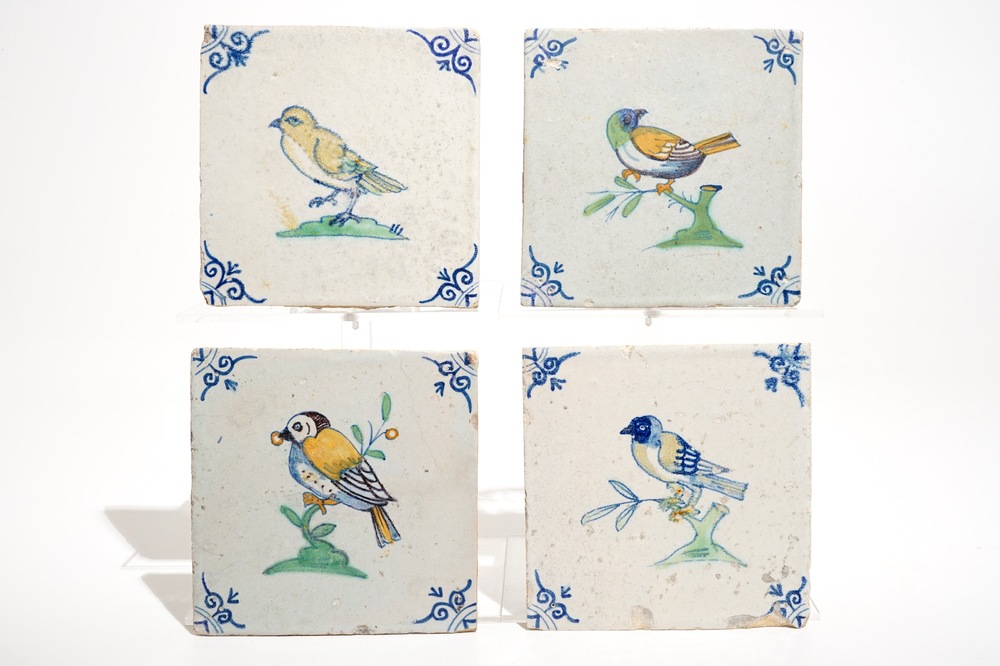 Quatre carreaux aux oiseaux en fa&iuml;ence polychrome de Delft, 17&egrave;me