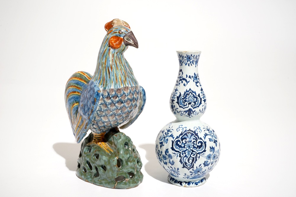 Een polychrome haan en een blauwwitte vaas in Delftse stijl, D&egrave;svres, Frankrijk, 19e eeuw