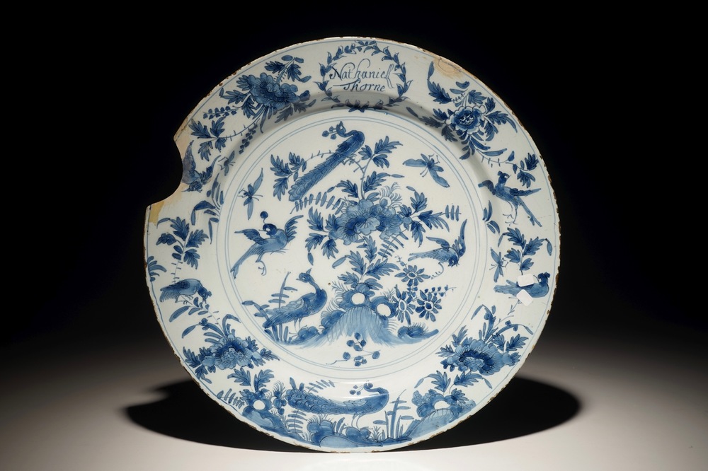Un plat &agrave; d&eacute;cor chinoiserie en fa&iuml;ence de Delft bleu et blanc inscrit Nathaniell Thorne, 2&egrave;me moiti&eacute; du 17&egrave;me