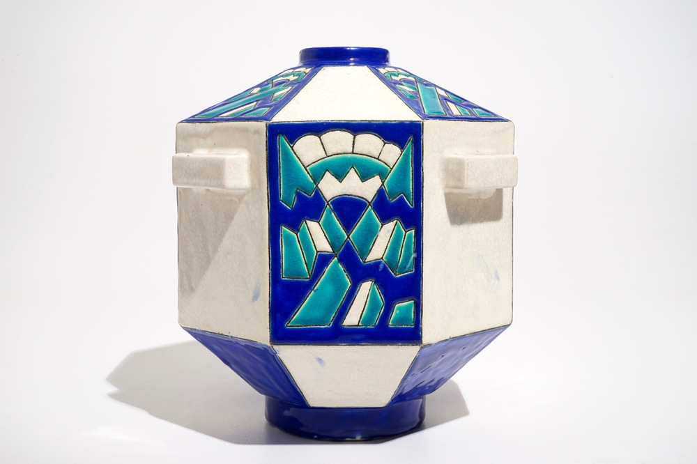 Un vase g&eacute;om&egrave;trique art deco aux &eacute;maux craquel&eacute;s, Charles Catteau pour Boch K&eacute;ramis, 1&egrave;re moiti&eacute; du 20&egrave;me