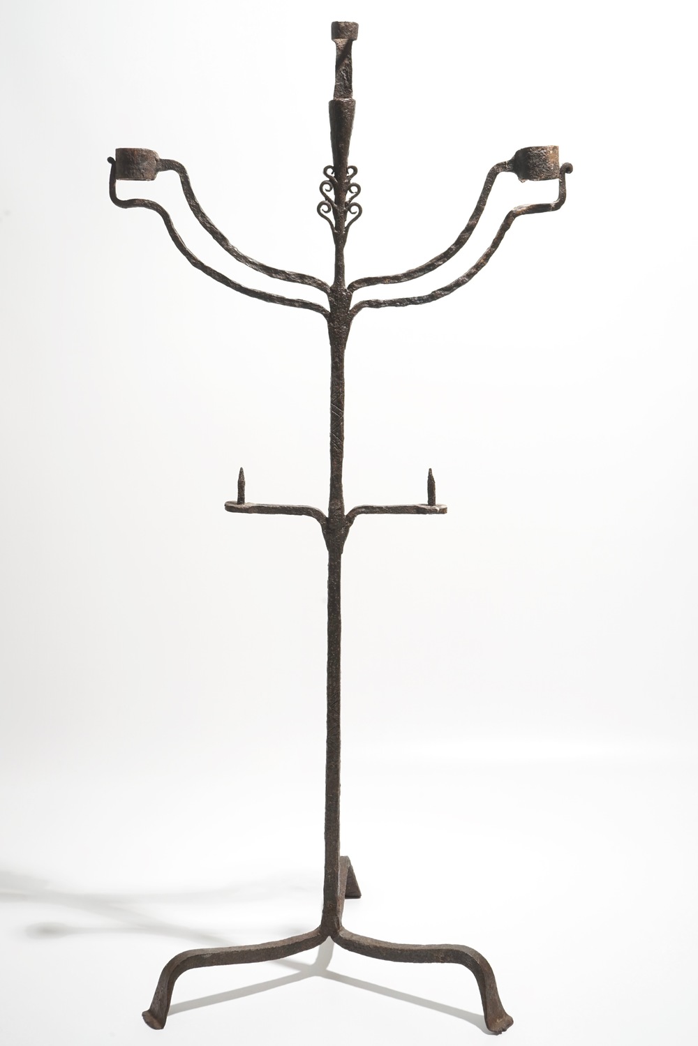 Een smeedijzeren staande kaarsenhouder, wellicht 17/18e eeuw