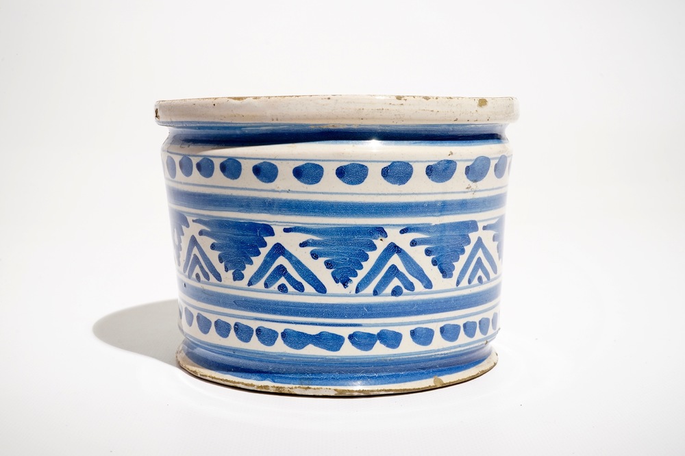 Een blauwwitte majolica albarello of zalfpot met ornamentdecor, Noordelijke Nederlanden, 17e eeuw