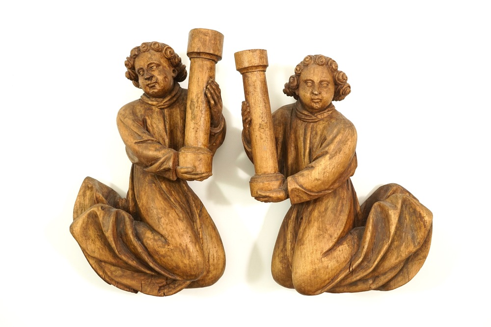 Een paar lindehouten engelen met pilaren, wellicht Zuid-Duitsland, 15/16e eeuw