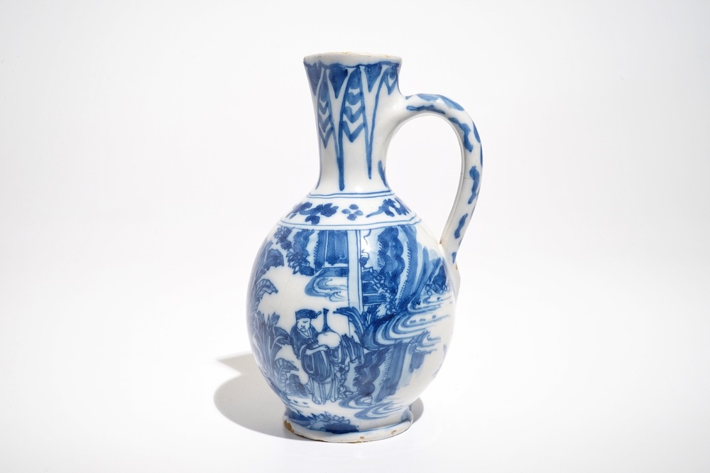 Une verseuse en fa&iuml;ence de Delft bleu et blanc &agrave; d&eacute;cor chinoiserie, 2&egrave;me moiti&eacute; du 17&egrave;me